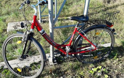 Fahrrad an Verkehrszeichen abgestellt – nun total beschädigt