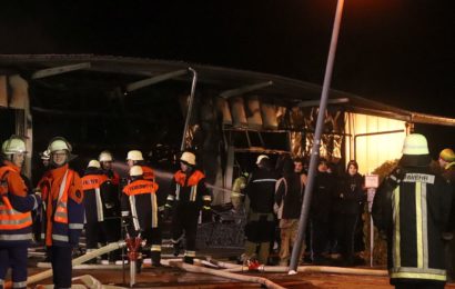 Schadensträchtiger Brand einer Lagerhalle in Barbing