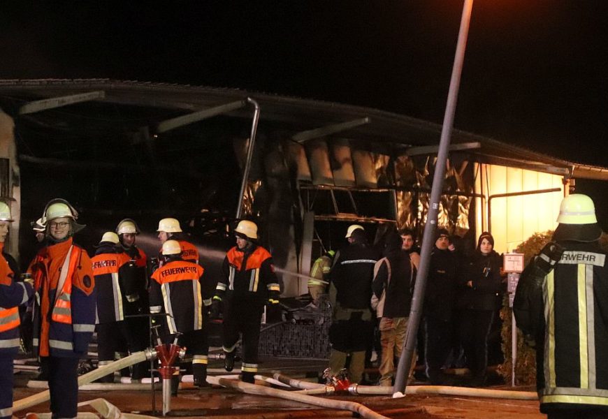 Brand einer Holzlege mit angrenzender Werkstatt in Teublitz