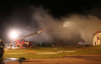 Großbrand zerstörte eine Industrie- und Lagerhalle in Roding