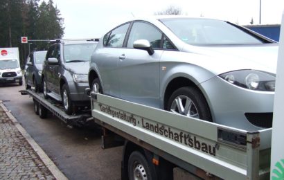 Fahrzeug auf Anhänger