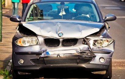 Betrunken Vorfahrt mißachtet, Unfall gebaut, Beamte beleidigt