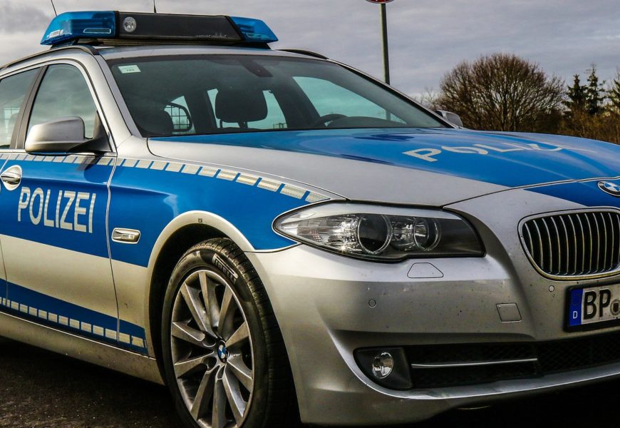 Führerschein nach Beinahe-Unfall mit Streifenfahrzeug der Polizei beschlagnahmt