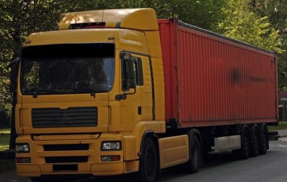 Lkw schiebt Pkw 150 Meter vor sich her