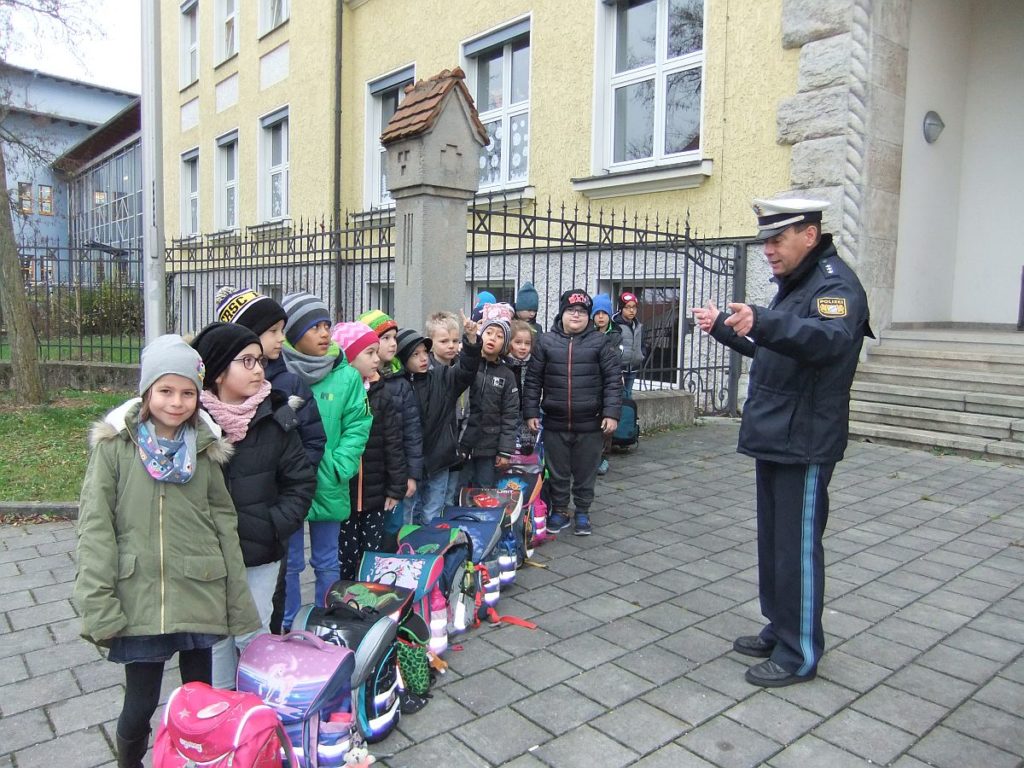 PHK Heselmann mit Schulkindern