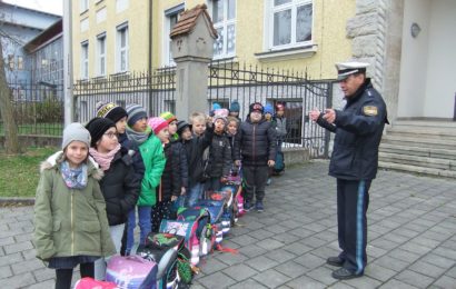 Kinder lernen Busfahren