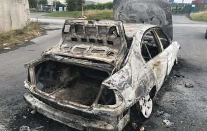 Fahrzeug ausgebrannt – gehbehinderter Beifahrer rechtzeitig aus Fzg. geborgen.