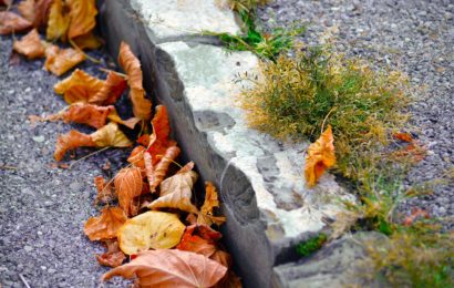 Vorfahrt genommen – beim Ausweichen gegen Bordstein gekracht – Verursacher flüchtig