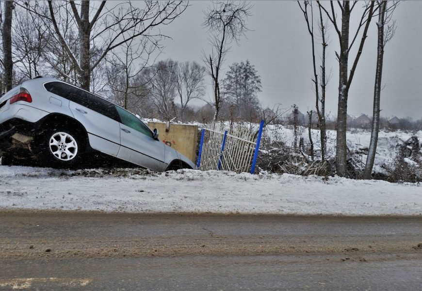 Nach Schneefall kam es zum Verkehrsunfall bei Auerbach