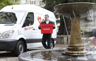 Betrunkener verschanzt sich in Fahrerkabine eines Auslieferungs-Lkw