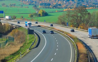 Über ein Blechstück gefahren und das Fahrzeug beschädigt