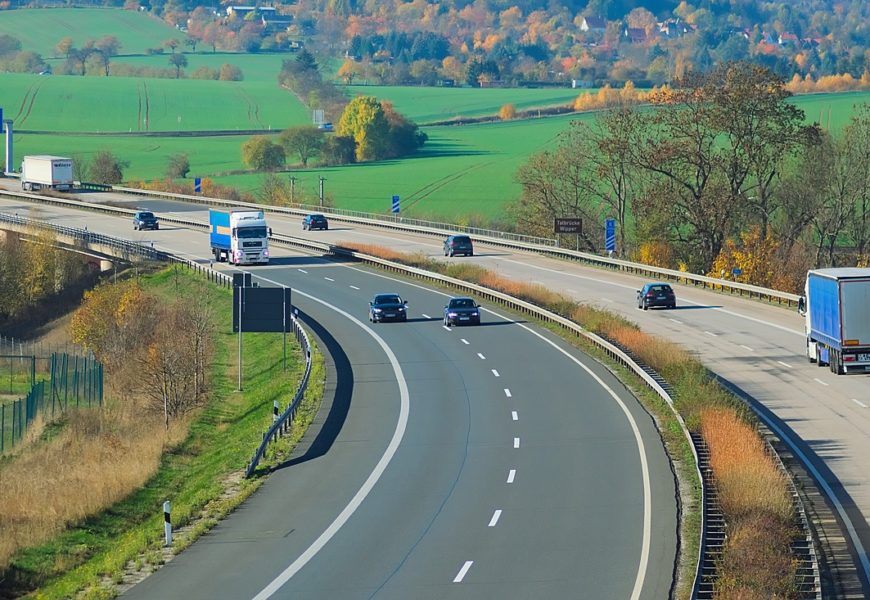 Zu Fuß auf der Autobahn festgestellt