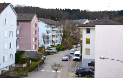 45-jähriger Mann verfolgt 17-jährige Schülerin, beleidigt und bedroht sie vor der Haustür