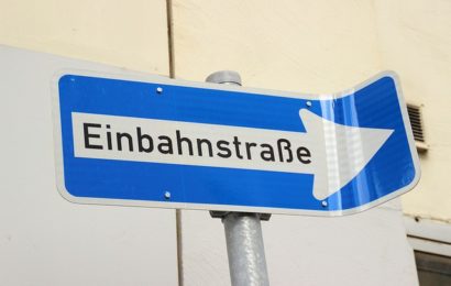 Zu schnell und in falscher Richtung in die Einbahnstraße