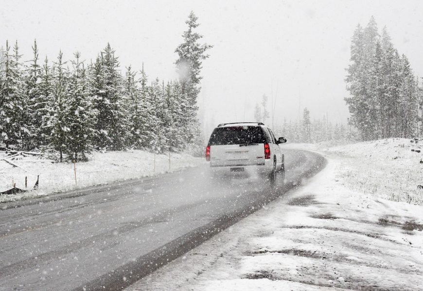 Zu schnell bei schneebedeckter Fahrbahn