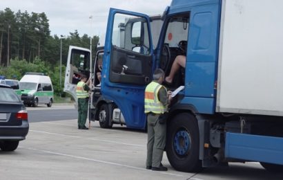 Kontrollen Schwerverkehr bei Cham: unzureichende Ladungssicherung und abgefahrene Reifen