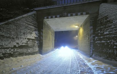 In Rechtskurve Kontrolle über Auto verloren und gegen Unterführung geprallt