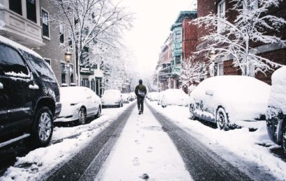 Schneefall lässt die Fahrzeuge rutschen