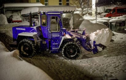 Amberger THW-Kräfte räumen Schnee in Traunstein