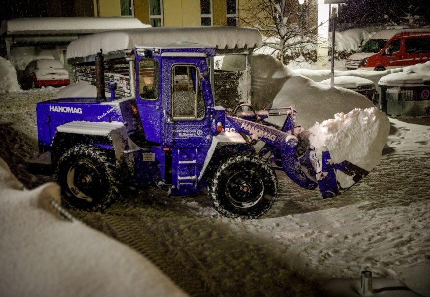 Amberger THW-Kräfte räumen Schnee in Traunstein