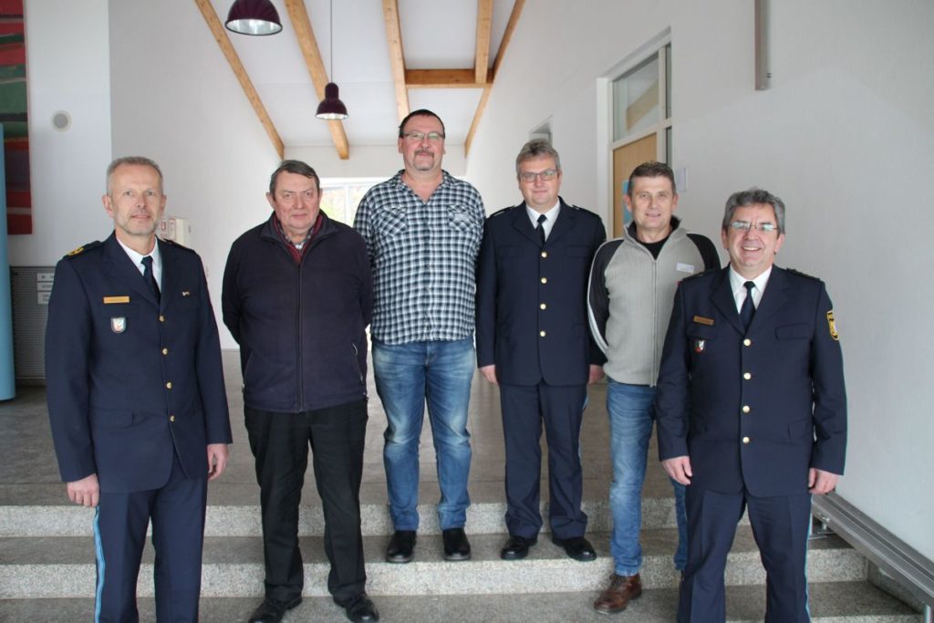 Foto: PP Oberpfalz, stehend von links: Polizeivizepräsident Herr Thomas Schöniger, Herr Josef Baarfuß (Sicherheitswacht Schwandorf), Herr Christian Reinhardt (Sicherheitswacht Schwandorf) Herr PHK Deml (Ausbildungsleiter für die Sicherheitswacht Schwandorf), Herr Thomas Faderl (Sicherheitswacht Schwandorf), Leitender Polizeidirektor Herr Robert Hausmann (Polizeipräsidium Oberpfalz)