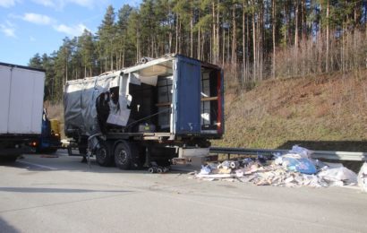 Auffahrunfall mit drei Sattelzügen auf der A3 bei Sinzing