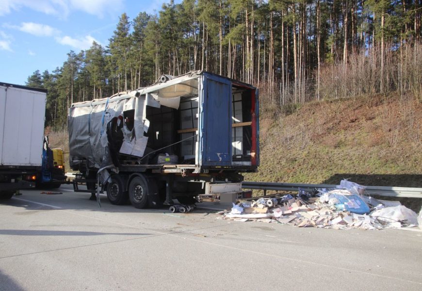 Verkehrsunfall auf der A3 bei Barbing mit zwei Lkw