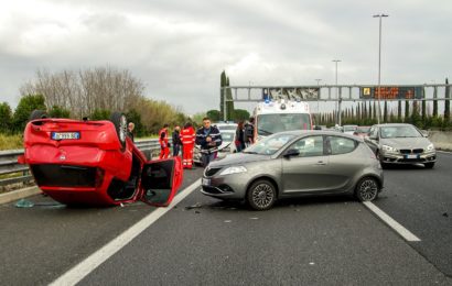 Pkw verunfallt und überschlägt sich mehrfach