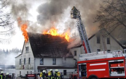 Brand eines Doppelhauses am Hammerweg
