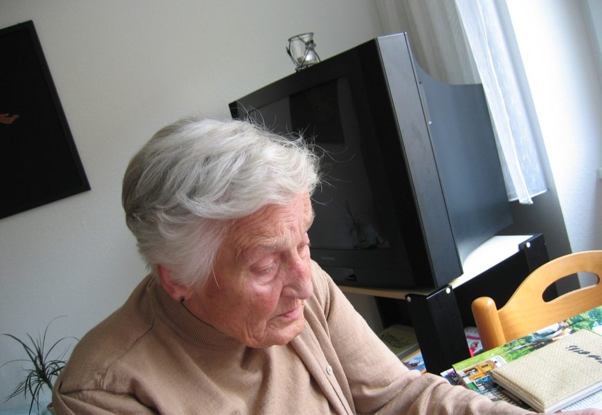 Seniorin übergibt fünfstelligen Betrag an falsche Schwägerin