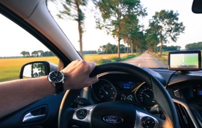 Beleidigung auf Motorhaube geschrieben und Luft aus den Reifen gelassen