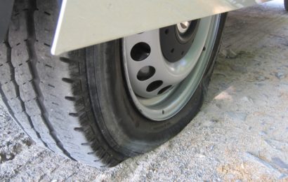Reifen von drei Kleintransportern zerstochen