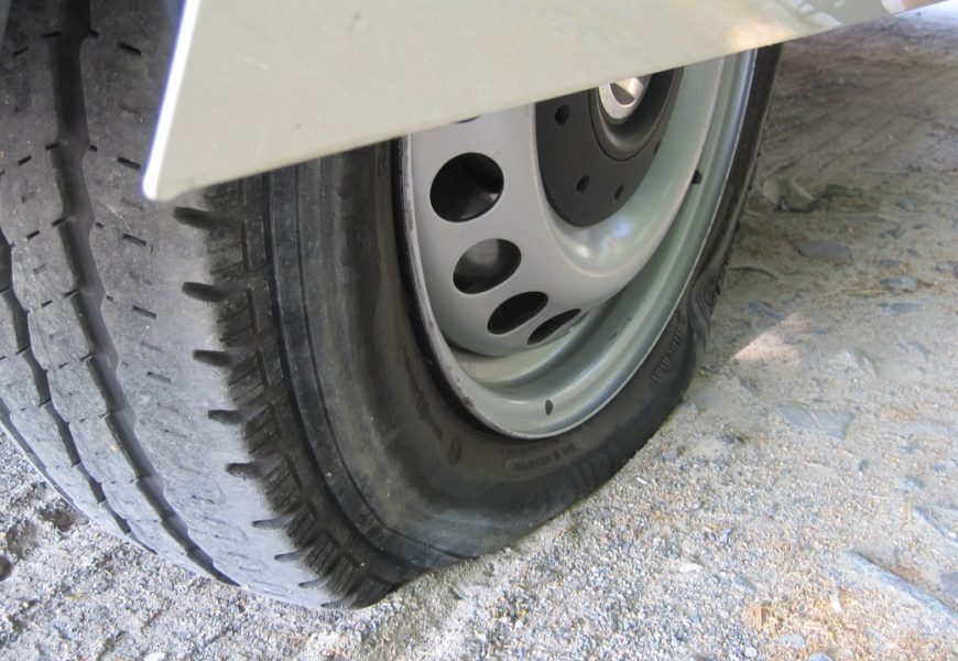 Reifen von drei Kleintransportern zerstochen