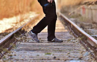 Kinder auf Bahngleis in Sulzbach-Rosenberg – Zug leitet Notbremsung ein