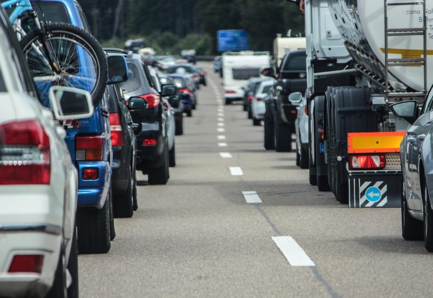 Sattelzug fährt im Baustellenbereich gegen Fahrbahnteiler