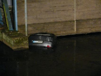 Auto geht schwimmen