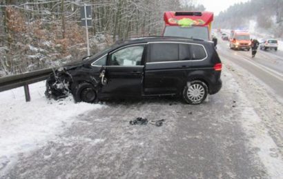 Verkehrsunfall bei schneebedeckter Fahrbahn