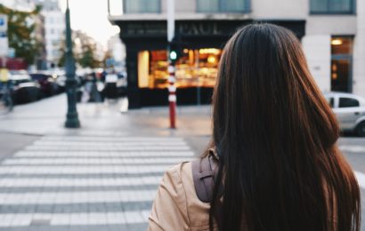 PKW gegen Fußgängerin