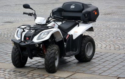 Quad-Sozius in Regensburg ohne Helm und Fahrer ohne Fahrerlaubnis