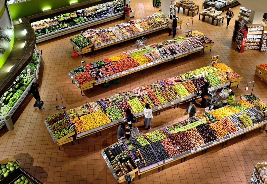 Mann isst in Supermarkt zwei Packungen Birnen