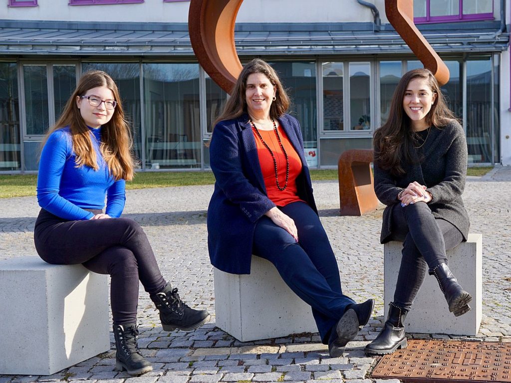 Die Studentinnen Erika Marbach  (links) und Charlotte Schlodder (rechts) mit Prof. Dr.-Ing. Stephanie  Abels-Schlosser, Studiengangleiterin Logistik & Digitalisierung    Foto (Quelle: Seidl/OTH Amberg-Weiden)   