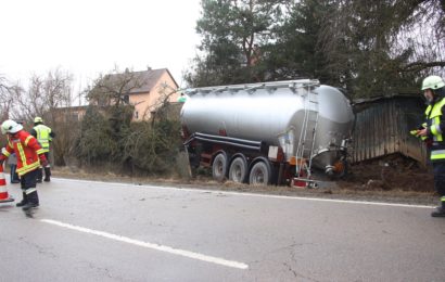 Silolastzug kippt nach Ausweichmanöver um