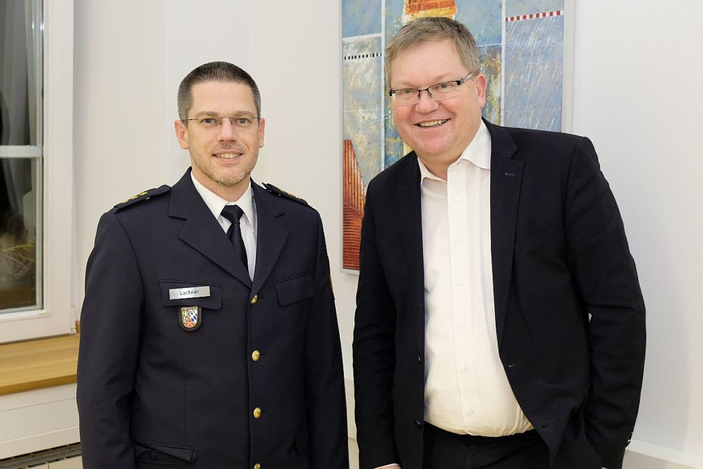 Der neue Dienststellenleiter der Polizeiinspektion Amberg Thomas Lachner (links) und Oberbürgermeister Michael Cerny (Foto: Susanne Schwab, Stadt Amberg)
