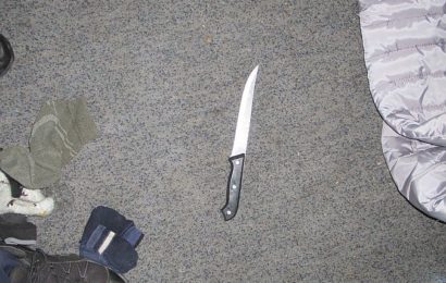 Polizisten mit Küchenmesser bedroht