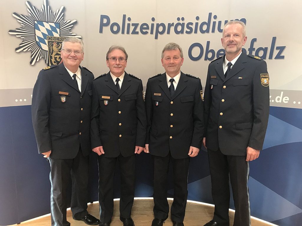 Bild: v.l.n.r.: Polizeipräsident Gerold Mahlmeister, Erster Polizeihauptkommissar Jakob Schels, Erster Polizeihauptkommissar Andreas Niebler und Polizeivizepräsident Thomas Schöniger  Foto: Faulhammer