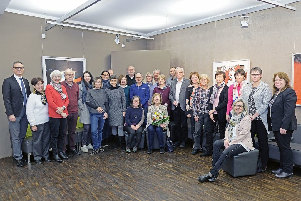 Die anwesenden Gästeführer mit Kulturreferent Wolfgang Dersch (ganz links), Kulturamtsleiter Reiner Volkert (8.v.r.), Emma Adamczyk von der Tourist-Information (ganz rechts) und Stadtführerin Rosemarie Röth (Mitte, sitzend, mit Blumenstrauß), die sich aus nach mehr als 35 Jahren verabschiedete.