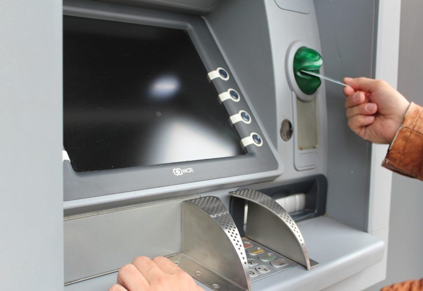 Geldautomat beschädigt