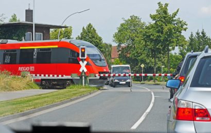 Störung an Bahnschranke in Zeitlarn durch Pkw – Zeugenaufruf