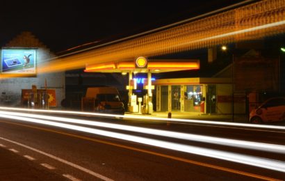 Randalierer bedroht Polizeibeamte an einer Tankstelle