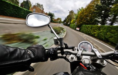 Betrunkener Motorradfahrer verursacht Auffahrunfall und flüchtet